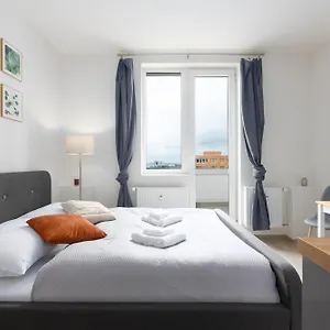 Apartmán U Metra S Terasou